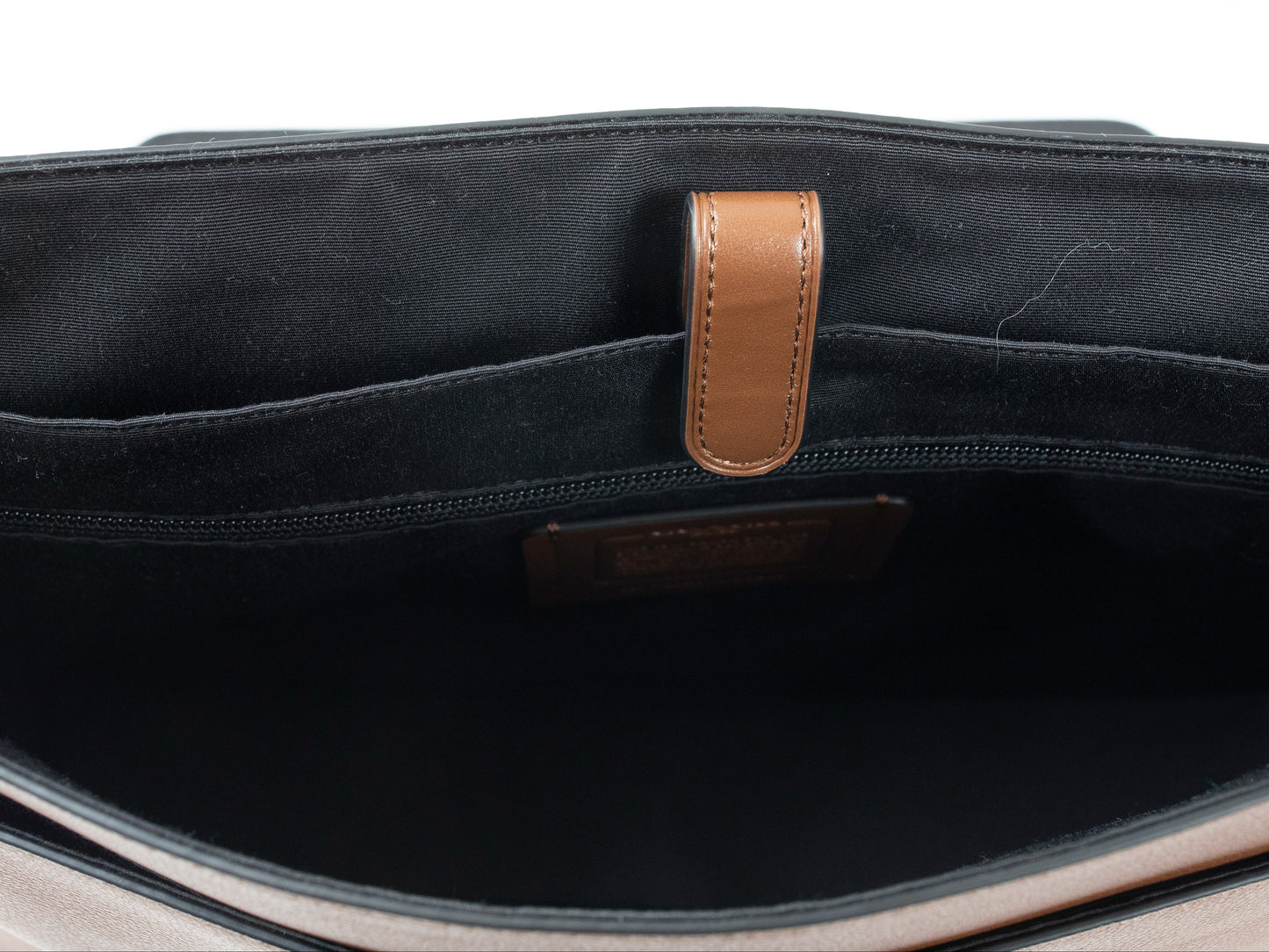Coach Pre-Loved Messenger Bag – Classic Leather Crossbody