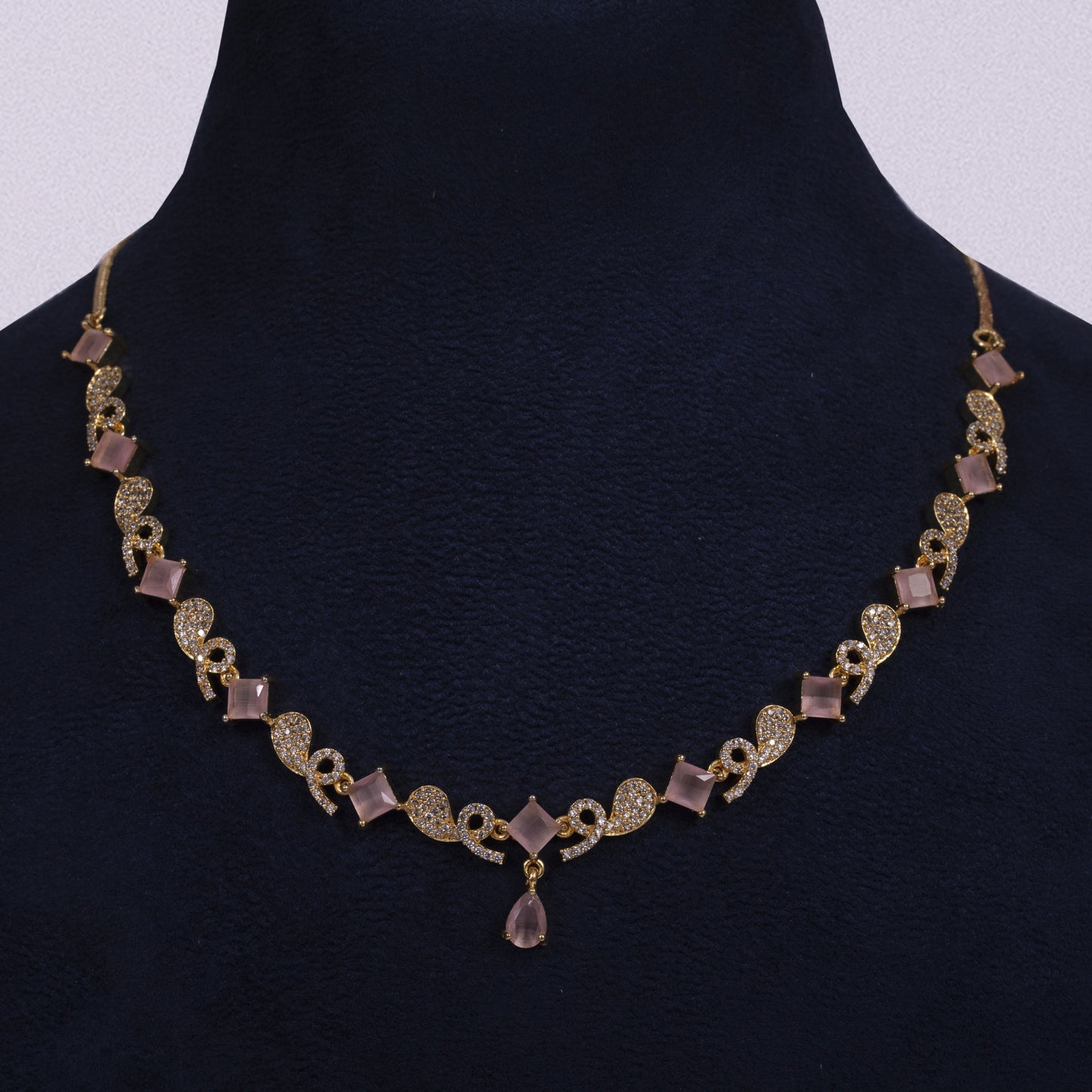 Handcrafted Elegance: The Rose Gold Aura Necklace